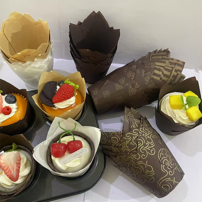 Kitchen Baking Essentials - 50個/100個/200個のチューリップケーキペーパーカップ、耐熱性と耐油性のベーキングカップ、結婚式、誕生日、ティーパーティー、クリスマス、バレンタインデー、母の日、卒業式などに適しており、家庭でのベーキングに不可欠です。